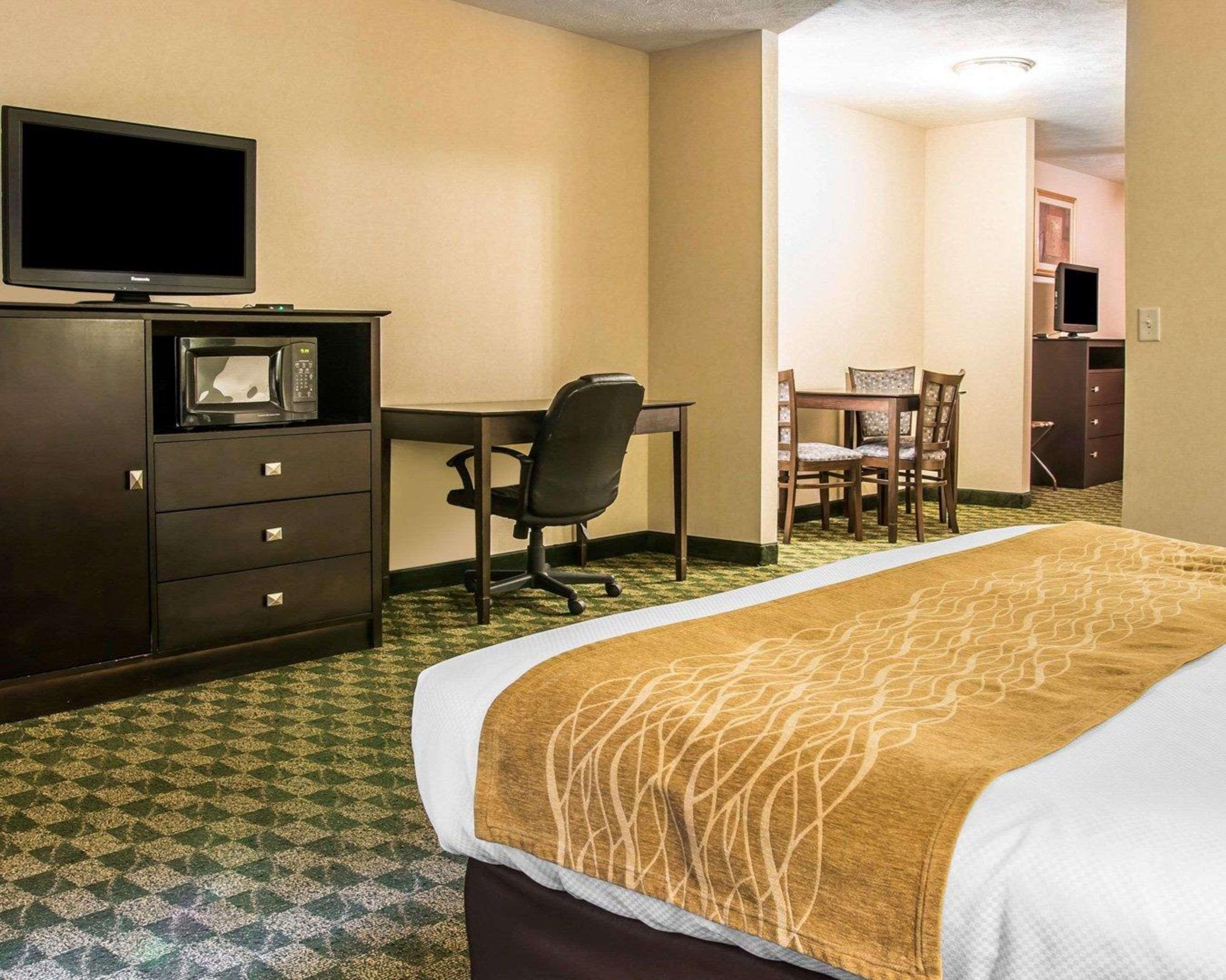 Comfort Inn Whitehall Near Michigan'S Adventure Exterior foto