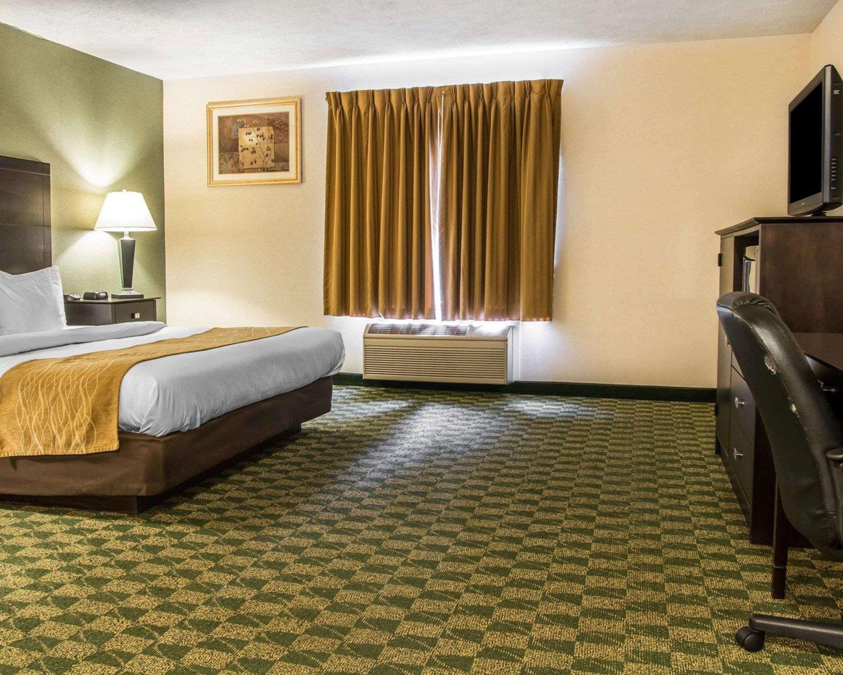 Comfort Inn Whitehall Near Michigan'S Adventure Exterior foto