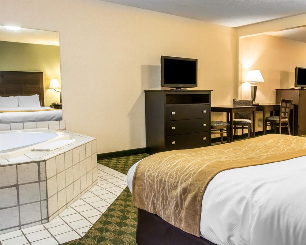 Comfort Inn Whitehall Near Michigan'S Adventure Exterior foto