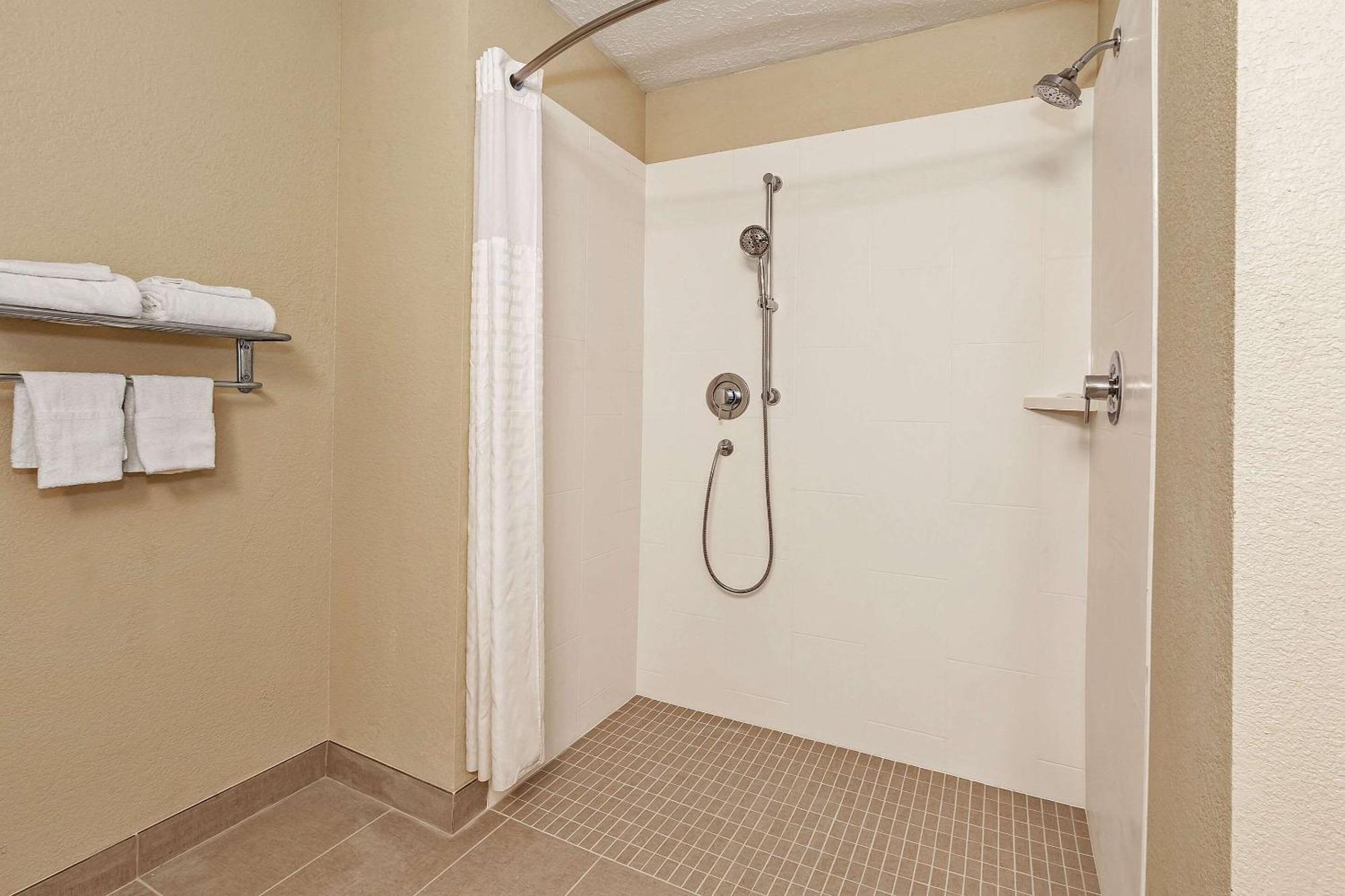 Comfort Inn Whitehall Near Michigan'S Adventure Exterior foto